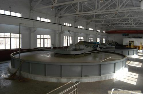 Efficient shallow dissolved air flotation equipment for sewage treatment